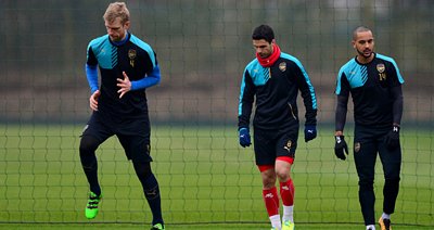 Các cầu thủ Arsenal tập luyện chăm chỉ