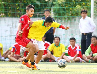 Trận đấu hay, hấp dẫn, kịch tính khi Công ty CPTM Bia Sài Gòn Sông Tiền (áo vàng) thắng Công an Cụm 3: 2-0. 