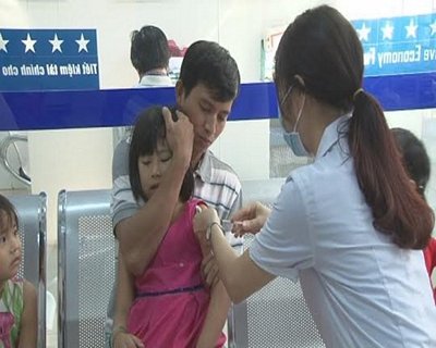 Các y bác sỹ tích cực tiêm vacxin phòng bệnh cho các cháu.