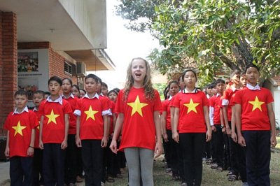  Bé Capri cùng các trẻ em ở làng trẻ SOS Đà Nẵng hát quốc ca Việt Nam - Ảnh: Đoàn Cường
