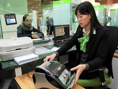 Giao dịch tại Viecombank. (Nguồn: TTXVN)