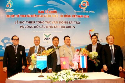  Ông Vương Bích Thắng, Tổng cục trưởng Tổng cục TDTT (phải) ký họp đồng với nhà tài trợ tặng hoa cho các nhà tài trợ.  Ảnh: QUANG THẮNG