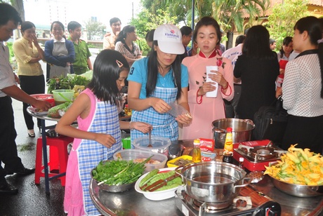 Hội thi nấu ăn “Bữa cơm gia đình san sẻ yêu thương”.