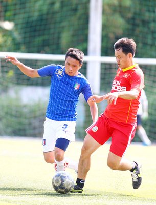 Pha tranh bóng giữa Công an Cụm 4 (áo xanh) gặp Trường Đại học Xây dựng Miền Tây.