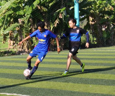 Các vận động viên bóng đá tranh tài