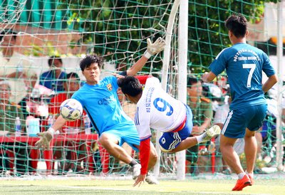  Pha tranh ngã người vô lê ghi bàn thắng mở tỷ số của đội Bia SG.ST trong trận chung kết.