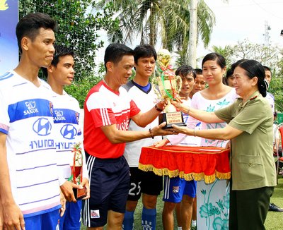  Đại tá Nguyễn Thị Ngọc Mai- Phó Giám đốc Công an tỉnh trao cúp vô địch cho đội Bia SG.ST.