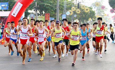  Các VĐV tranh tài nội dung nam thiếu niên- 5km.