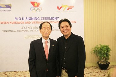 Chủ tịch Kukkiwon cùng với ông Võ Danh Hải – Phó Chủ tịch Hiệp hội võ thuật thế giới.  Tham dự lễ ký kết, phía Viện Hàn lâm Taekwondo thế giới có ông Man-Soon Jeong – Chủ tịch Kukkiwon, ông Hyun-Deuk Oh – Phó Chủ tịch Kukkiwon, ông Chul-Wung Park – Phó Ban công tác đối ngoại.