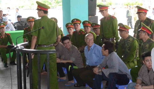 Các bị cáo cười rất tươi khi bị dẫn giải ra tòa. Ảnh: Thốt Nốt