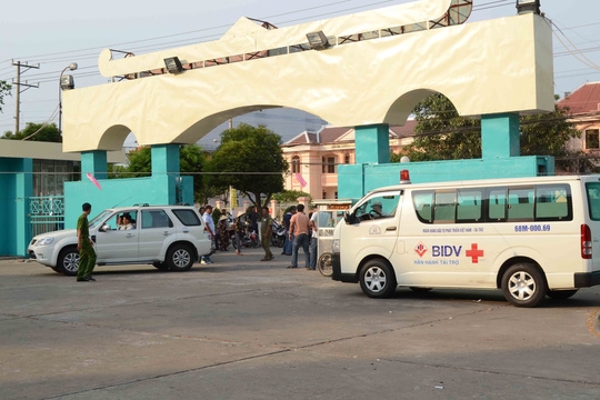 Lực lượng công an và xe cứu thương được huy động đến phiên tòa lưu động. Ảnh: Thốt Nốt