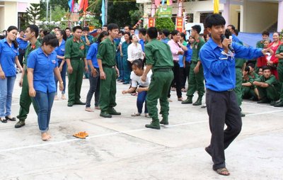 Anh Lê Minh Hoàng (phía trước) luôn dành trọn tâm huyết cho công tác Đoàn.