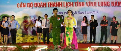  Các cặp thí sinh trong phần thi trình diễn trang phục công sở