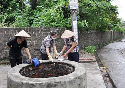 Người dân dùng hóa chất khử khuẩn nguồn nước giếng để bảo đảm an toàn