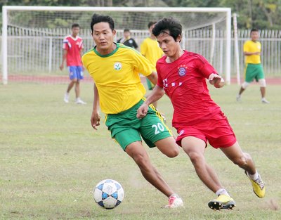 Pha tranh bóng giữa Hoàng Tuấn (CĐ Sở Sở Văn hóa, Thể thao và Du lịch, trái) với Thành Nghĩa (Bia SG.ST).