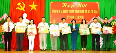  Bà Huỳnh Kim Nguyên- Phó Chủ tịch HĐND tỉnh trao kỷ niệm chương “Vì sự nghiệp TDTT Việt Nam”.