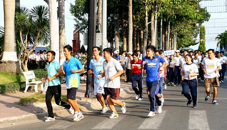 Lãnh đạo tỉnh và nhân dân tham gia Ngày chạy Olympic vì sức khoẻ toàn dân.