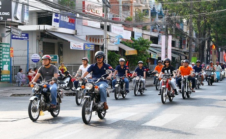 CLB xe Honda 67 diễu hành quanh TP Vĩnh Long hưởng ứng Ngày chạy Olympic vì sức khỏe toàn dân.