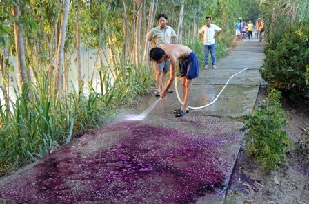 Người dân dùng nước rửa chất “lạ” trên đường làm xuất hiện màu tím đậm