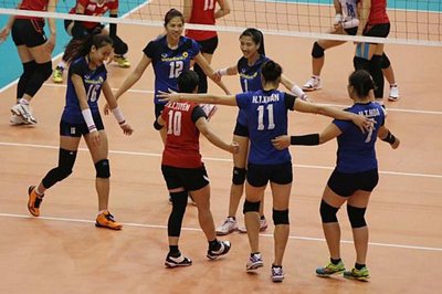 Các VĐV đội nữ Ngân Hàng Công Thương vui mừng với chức vô địch - Ảnh: VTV.
