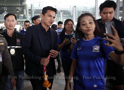 Kiatisak chụp ảnh với người hâm mộ. (Nguồn: bangkokpost)