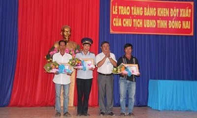  UBND tỉnh Đồng Nai khen thưởng cho 3 cá nhân kịp thời ngăn chặn thảm hỏa sau sự cố sập cầu Ghềnh. Ảnh: Báo Tiền phong