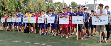 16 đội bóng tham dự giải trong lễ khai mạc.