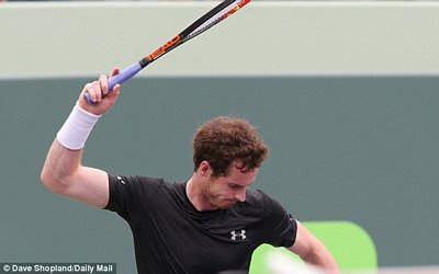 Murray xả giận vào cây vợt và túi đồ của mình