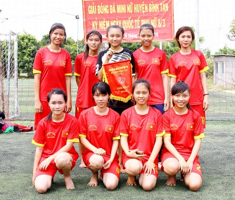 Đội bóng đá nữ Trường THPT Tân Lược vô địch giải bóng đá nữ huyện 8/3/2016.