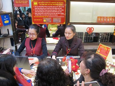 Nhân viên kinh doanh của Công ty Bảo Tín Minh Châu đang giao dịch với khách hàng. (Ảnh: Đức Duy/Vietnam+