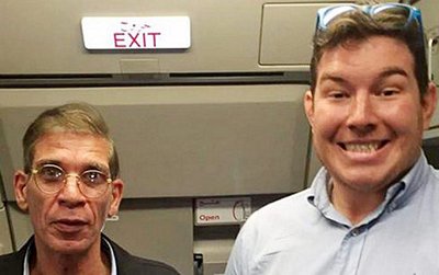 Ben Innes (phải) chụp ảnh cùng Seif Eldin Mustafa - kẻ bắt cóc máy bay mang số hiệu MS181 của EgyptAir. (Ảnh: Sky News)