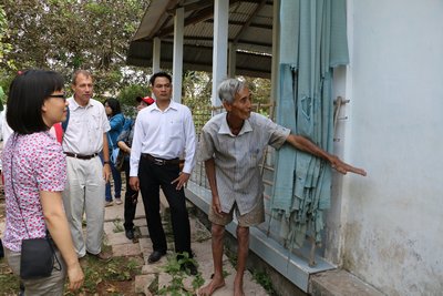 Đoàn khảo sát thực tế tại cồn Thanh Long (Quới Thiện- Vũng Liêm).