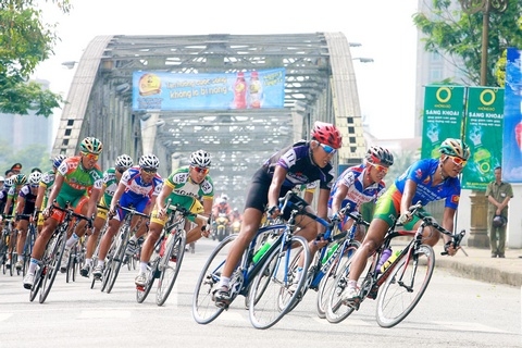 Các tay đua từng tranh tài tại HTV Cup, qua cầu Tràng Tiền (TP Huế).