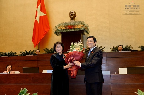 Chủ tịch Quốc hội Nguyễn Thị Kim Ngân tặng hoa cho nguyên Chủ tịch nước Trương Tấn Sang. 