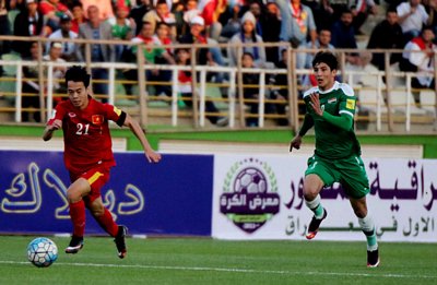 Dhurgham Ismael (phải) nén đau đá trọn 90 phút trận thắng Việt Nam dù bị gãy xương sườn