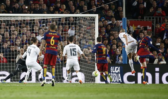 Sau hiệp 1 không có bàn thắng, ngay đầu hiệp 2, Pique đã mang đến niềm vui cho sân Nou Camp khi đánh đầu mở tỉ số trận đấu