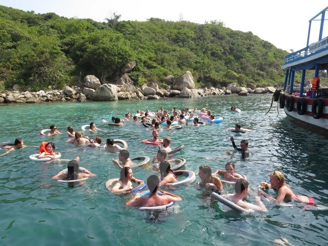 Khách du lịch tắm trên vịnh Nha Trang. (Ảnh: Tiên Minh/TTXVN)