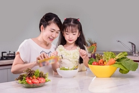 Trẻ em đang tuổi phát triển cần tỷ lệ 70% mỡ động vật, 30% dầu thực vật (ảnh minh họa).