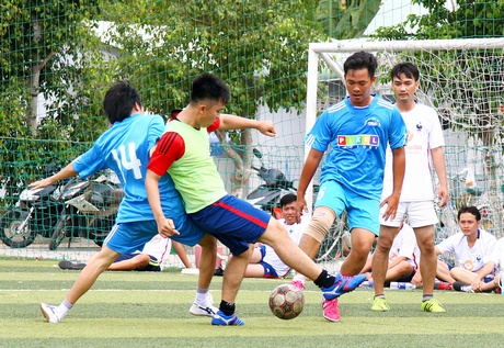 Hữu Hiệu (5, Pixel) trước hậu vệ VOV.