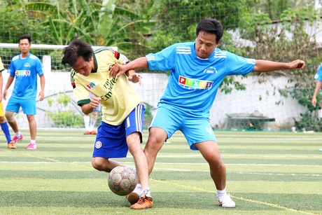 Tiến Thịnh (11, Pixel) trước hậu vệ VOV.
