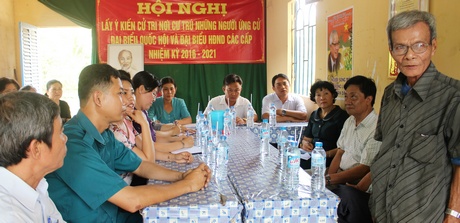 Cử tri Khóm 2 cho ý kiến nhận xét đối với bà Nguyễn Thị Minh Trang. 