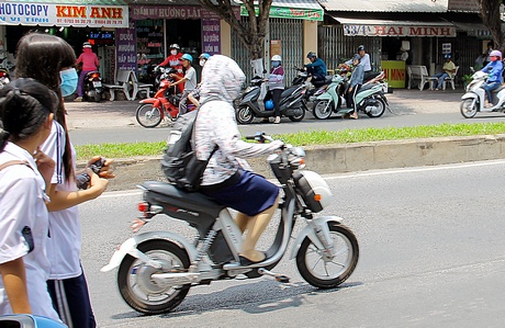 Rất khó phân biệt xe đạp điện và xe máy điện nếu các phương tiện này không làm giấy đăng ký xe để được cấp biển số.