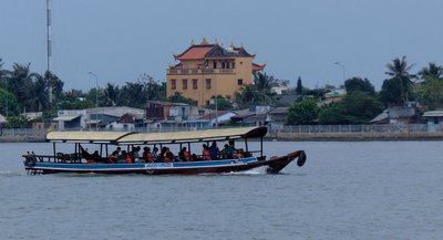 Du khách khám phá sông nước Vĩnh Long bằng tàu.