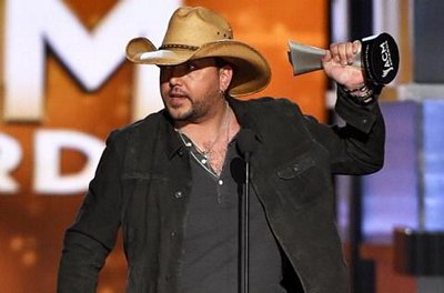 Jason Aldean lên sân khấu nhận giải Nghệ sĩ của năm. (Nguồn: Billboard)