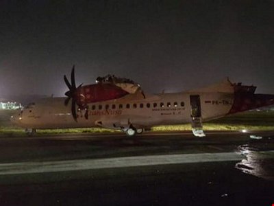  Phần đuôi của máy bay TransNusa  bị hư hỏng sau vụ va quẹt. Ảnh: Cảnh sát Jakarta