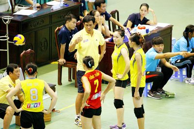 HLV Nguyễn Hùng Sơn và các học trò vẫn chưa tìm được chiến thắng sau 2 trận ra quân.
