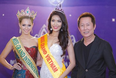  Hoa hậu Lan Khuê cũng hoa hậu và Giám đốc sáng tạo Henri Hubert, Ngài Nawat Itsaragrisil, cùng đương kim Hoa hậu Claire Elizabeth Parker.