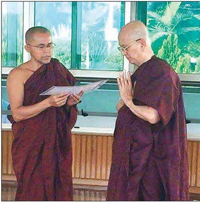 Ông Thein Sein (phải) xuống tóc đi tu. Ảnh: Twitter