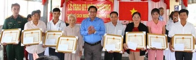Hội người tù kháng chiến tỉnh trao kỷ niệm chương chiến sỹ cách mạng bị địch bắt tù, đày