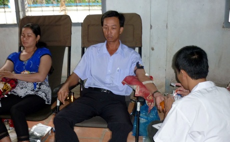Đảng viên đi trước hiến máu tình nguyện.